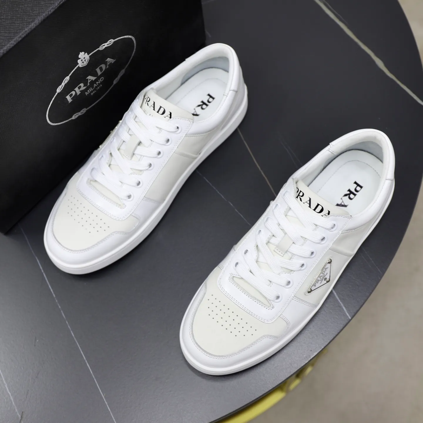 Factory price: 600💰Top original order Brand: PRADA (Prada) Standard code: Men's size 38/44 (45 can be customized) Grade: Same as the official website Material: Original cowhide surface splicing, cowhide lining, original wear-resistant soft outsole Style category: casual sports shoes, young fashion, European and American trends, British style Color: actual picture color